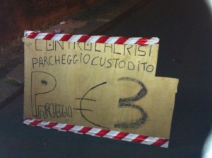 Il cartello affisso davanti al parcheggio per invogliare gli spettatori del concerto di Baglioni