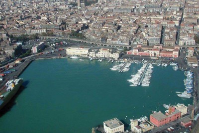 Una veduta sul Porto di Catania