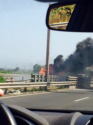 camion a fuoco in tangenziale 04.09.2015