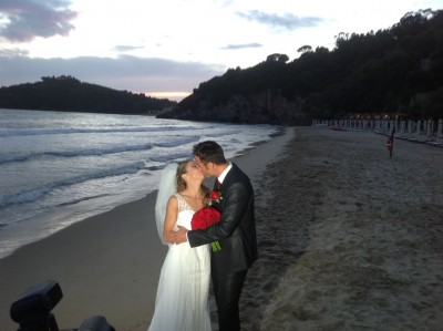 Foto Paolo Pizzo e Lavinia Bonessio bacio sulla spiaggia