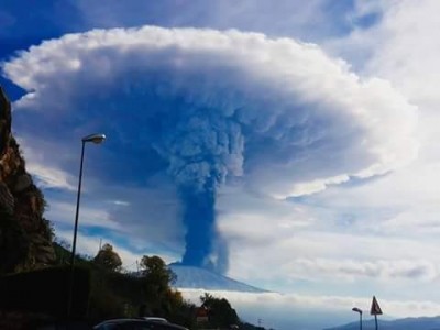 Un'immagine presa da facebook dell'ultima eruzione dell'Etna