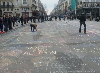 Sulle strade di Bruxelles messaggi contro il terrore scritti col gesso colorato