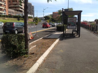 Una delle fermate dell'autobus lungo la pista ciclabile