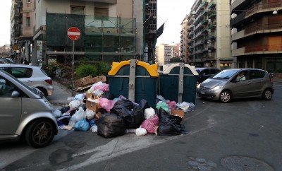 In via Giacomo Leopardi la spazzatura si smaltisce così...